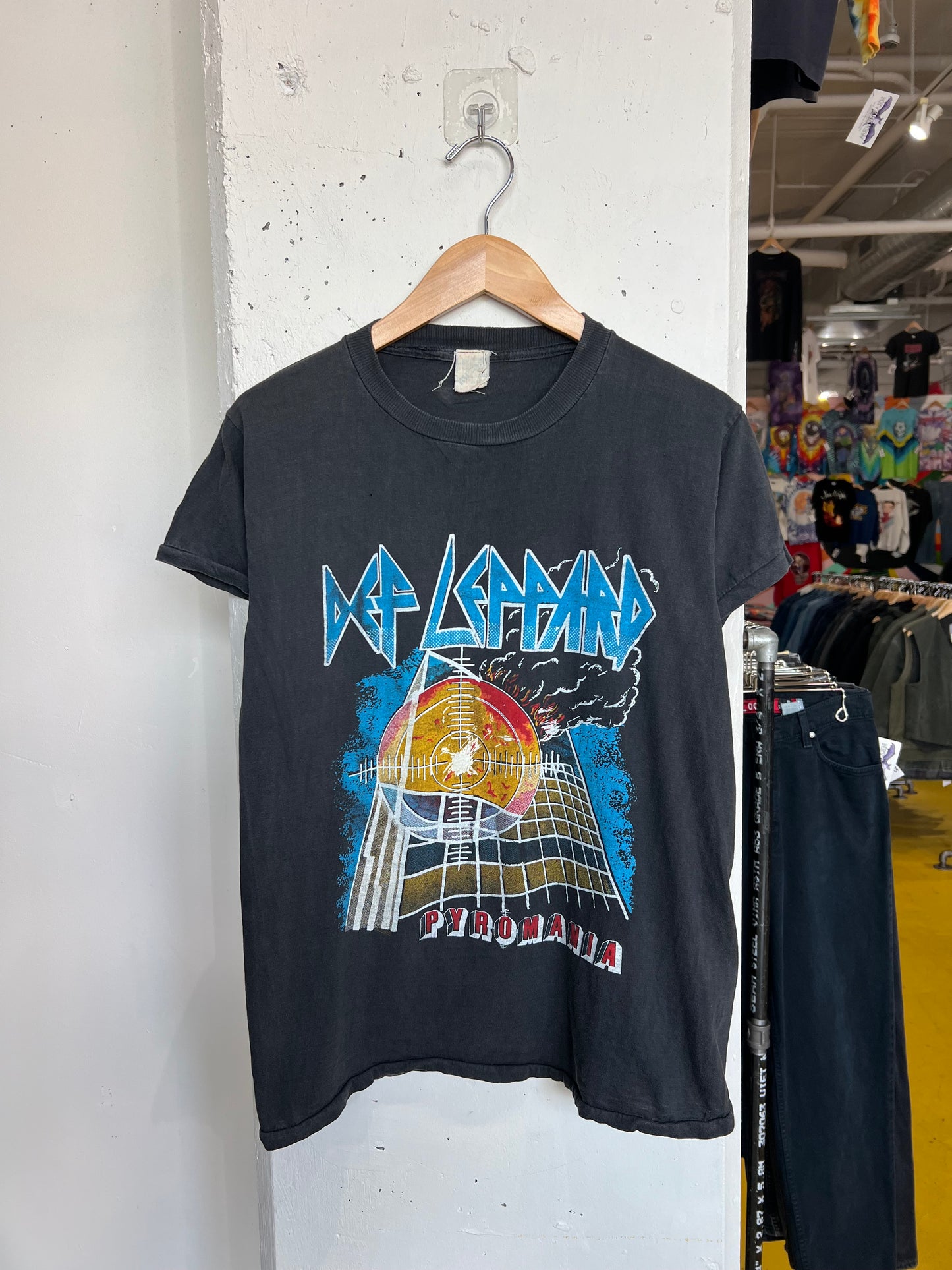 Vintage 80s “ Pyromania” Def Leppard Parking Lot Bootleg Tee